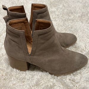 Qupid brand tan booties, size 8.5